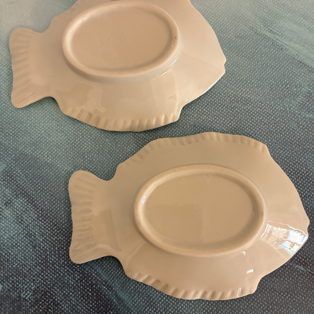 Fish-Shaped Ceramic Plates - Picture 4 of 5